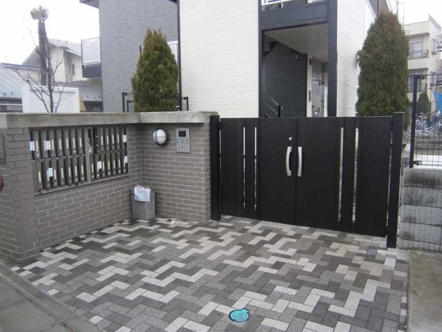 その他　オートロックゲート付き。