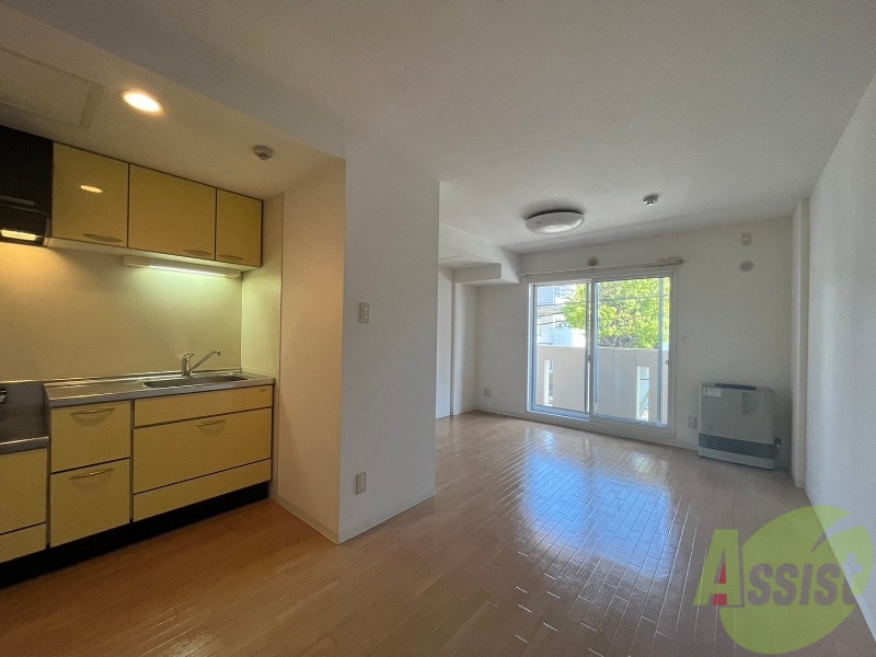 居室・リビング　リビングは白を基調としていて明るい印象ですね！