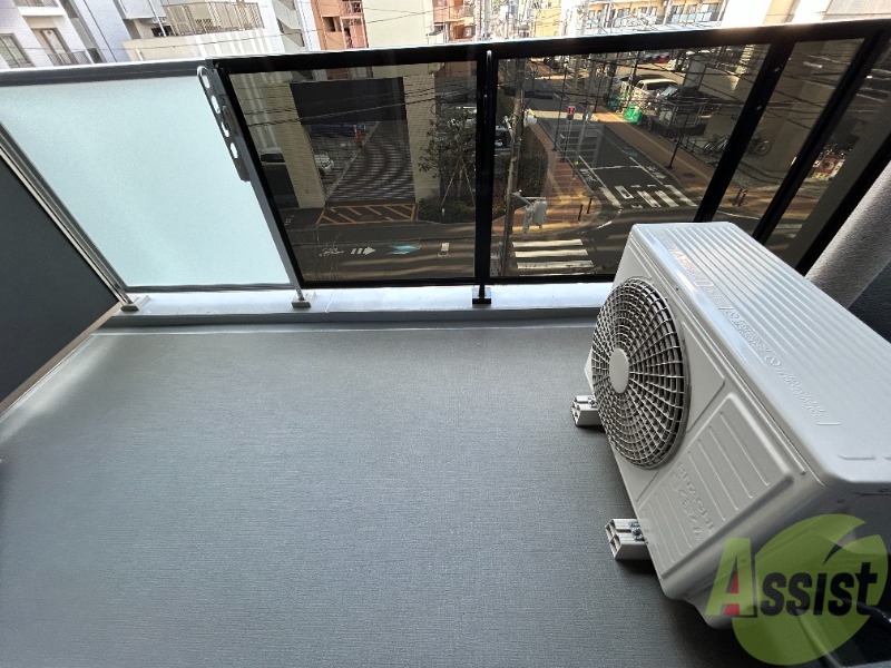 バルコニー　ベランダは洗濯物を干すのに十分な広さがございます。