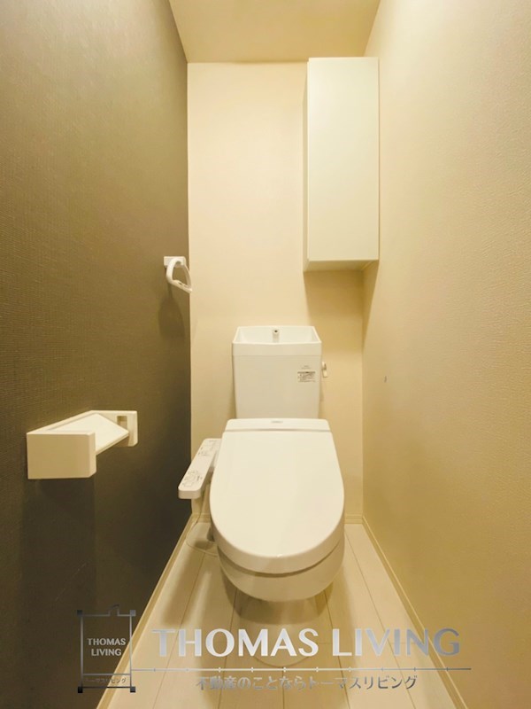 トイレ　温水洗浄便座付きで快適です。