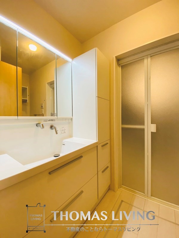 洗面設備　シャワー付きでワイドな洗面台です。