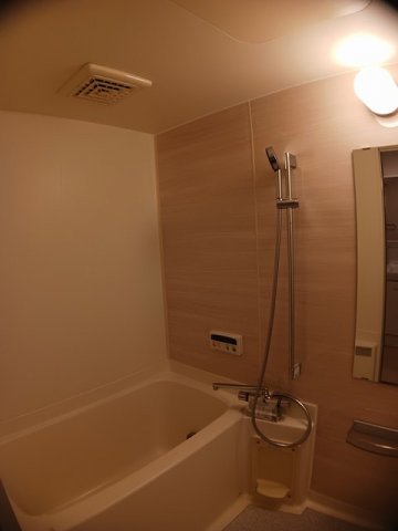 バス・シャワールーム　コンパクトで使いやすいお風呂です