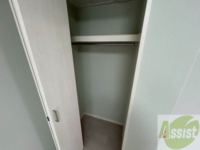 収納　こちらの収納にはハンガーをかけて服もしまえますね。
