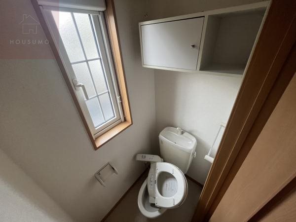 トイレ　落ち着いた色調のトイレです
