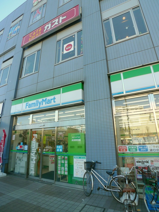 コンビニ　ファミリーマート（コンビニ）まで750m