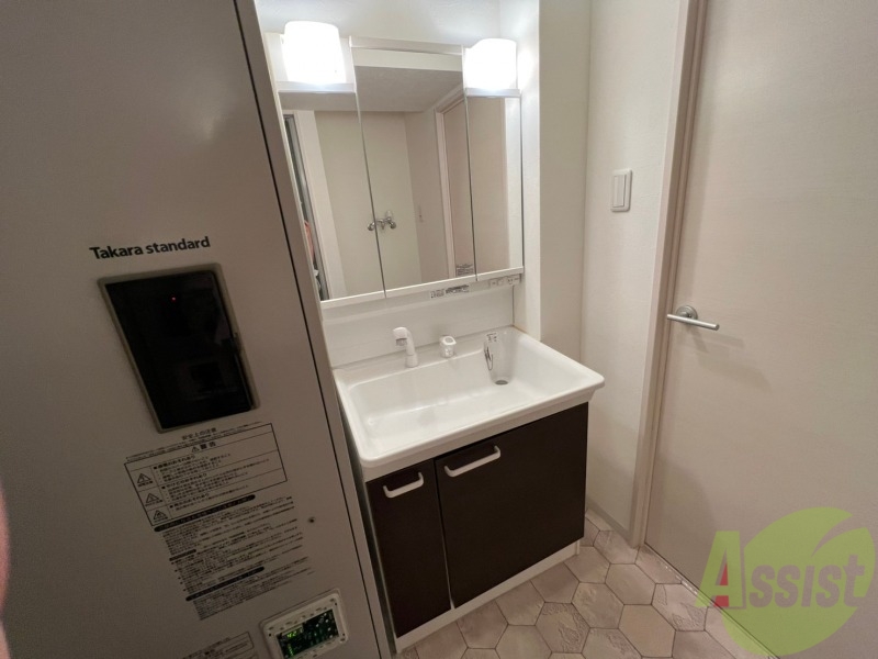 洗面設備　独立洗面台です。大きくてよいですね。シャンプーもできます。