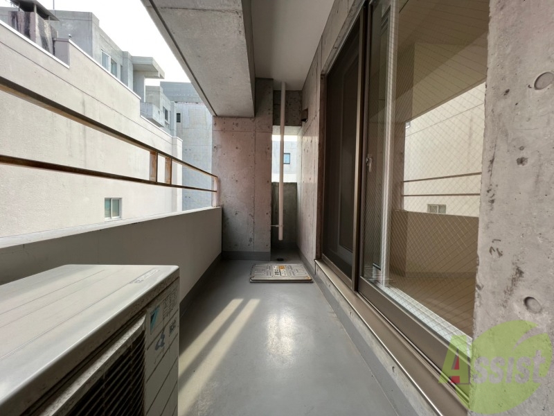 バルコニー　バルコニーは幅があり、広い印象を受けました。