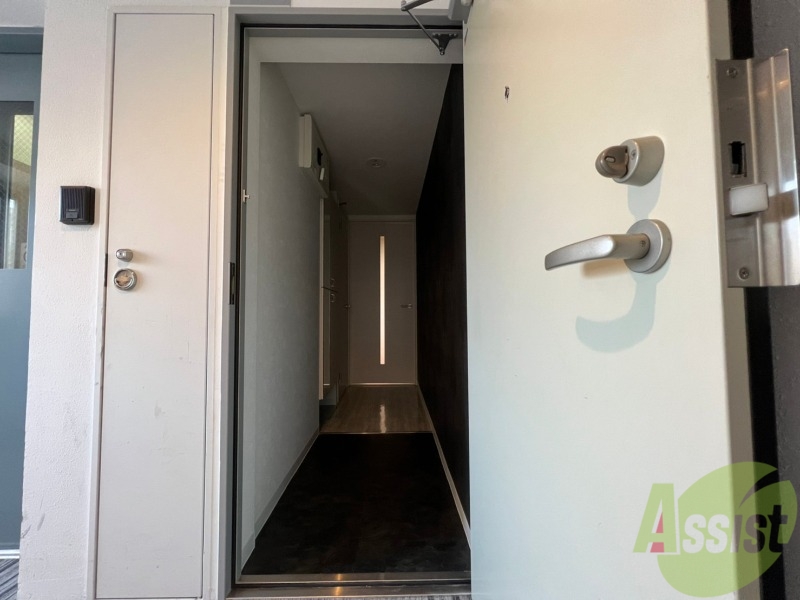 玄関　玄関です。すぐ広いリビングにつながっています。