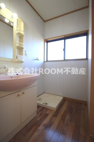 洗面設備　ゆったりとスペースのある洗面所