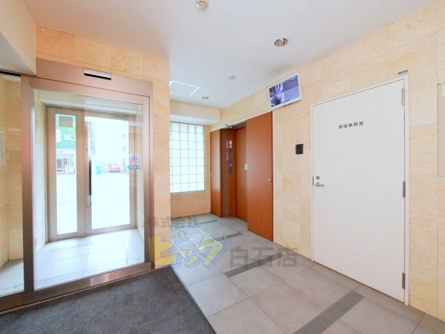 エントランス　共用部には防犯カメラ・オートロック・エレベを完備しています♪