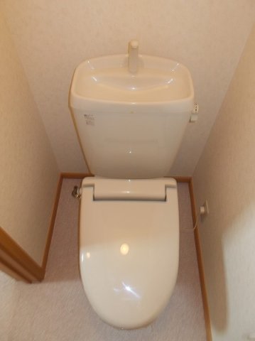 トイレ　落ち着いた色調のトイレです