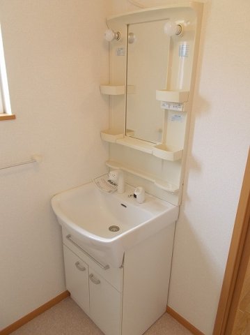 洗面設備　ゆったりとスペースのある洗面所