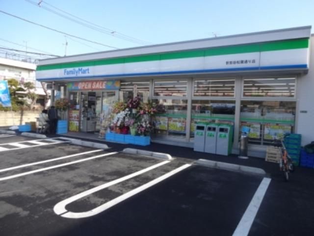コンビニ　ファミリーマート世田谷松葉通り店（コンビニ）まで132m