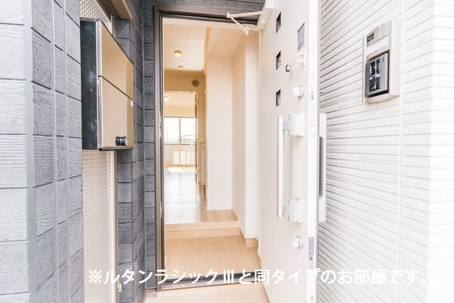 玄関　同型タイプの参考写真になります。