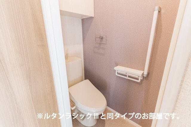 トイレ　同型タイプの参考写真になります。
