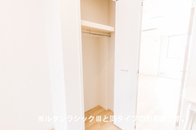 収納　同型タイプの参考写真になります。