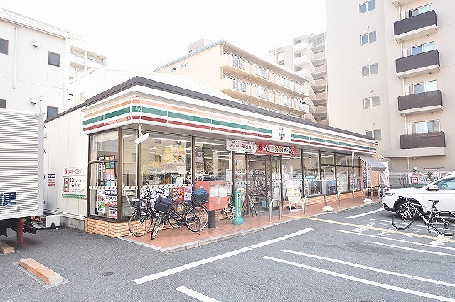 コンビニ　セブンイレブン　江坂駅南店（コンビニ）まで279m