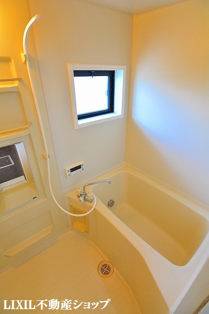 バス・シャワールーム　小窓のある追い焚き機能付の浴室です。