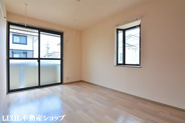 その他　南西側６帖の洋室です。