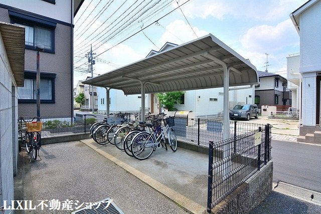 その他共有部分　敷地内に屋根付きの駐輪場があります。