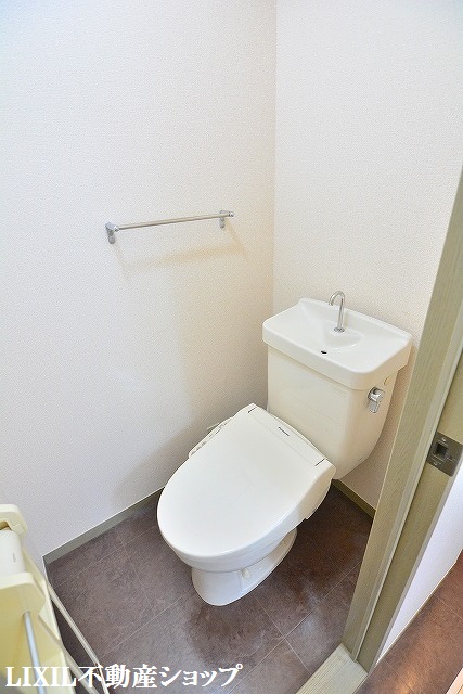 トイレ　温水洗浄便座付のトイレです。