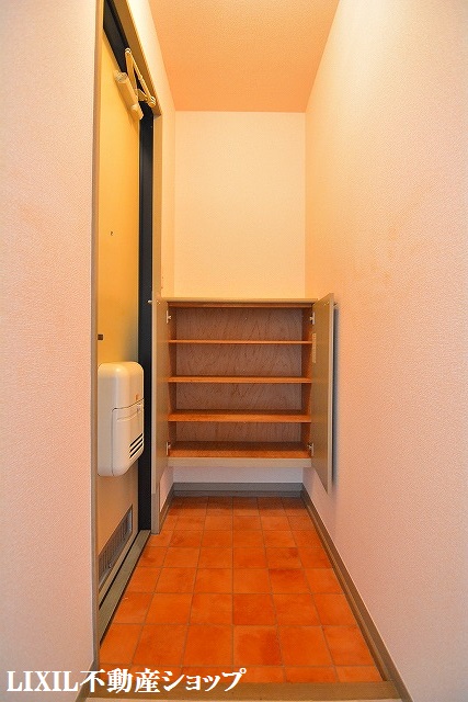 玄関　玄関ホールと玄関収納です。