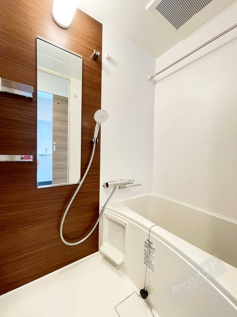 バス・シャワールーム　お部屋の階数によって建具の色は異なります。