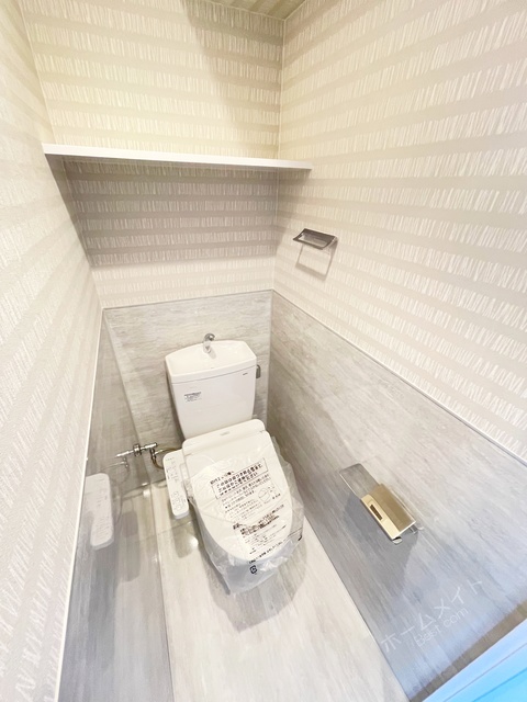 トイレ　お部屋の階数によって建具の色は異なります。