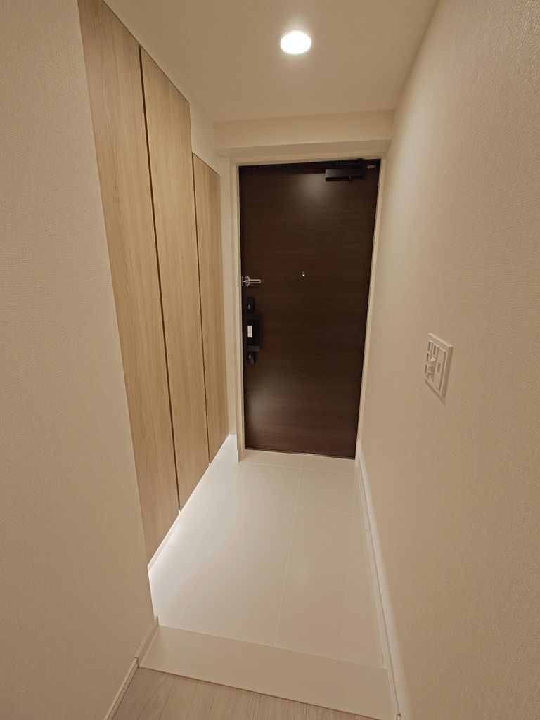 玄関　同タイプの間取り部屋の写真です。お色等異なる場合があります。