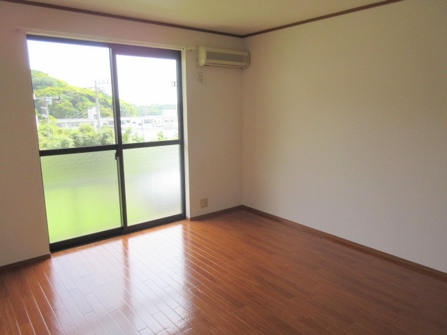 居室・リビング　南向き日当り良好　広々洋室９帖