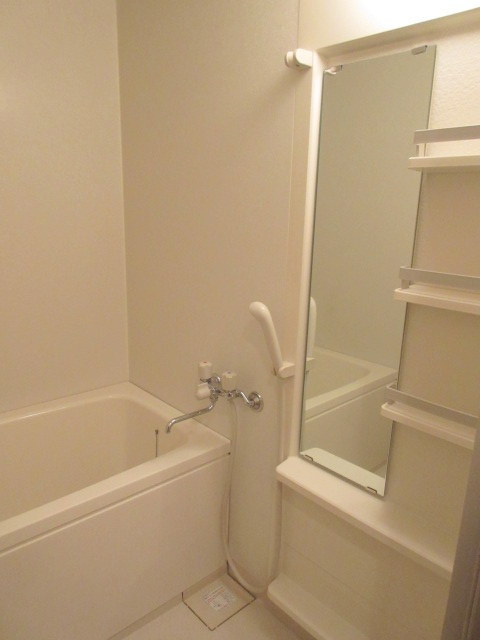 バス・シャワールーム　清潔感のあるバスルーム