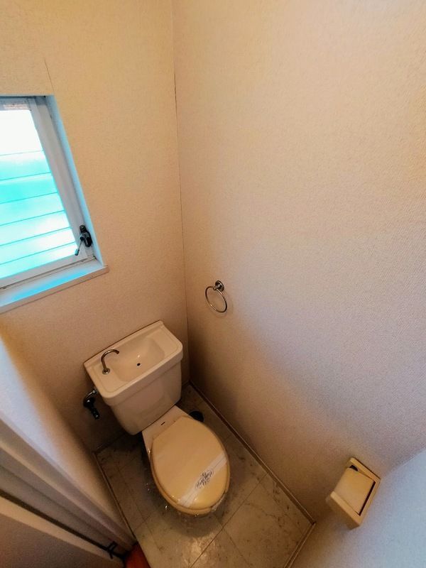 トイレ　落ち着いた色調のトイレです