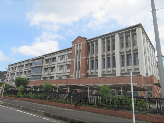 中学校　白糸中学校（中学校）まで2100m