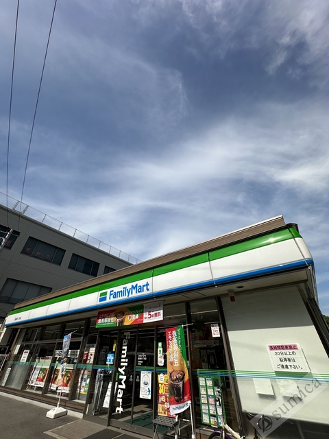 コンビニ　ファミリーマート今川三丁目店（コンビニ）まで556m