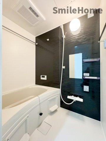 バス・シャワールーム　浴室乾燥付きなので梅雨時や洗濯物が多くても安心です。