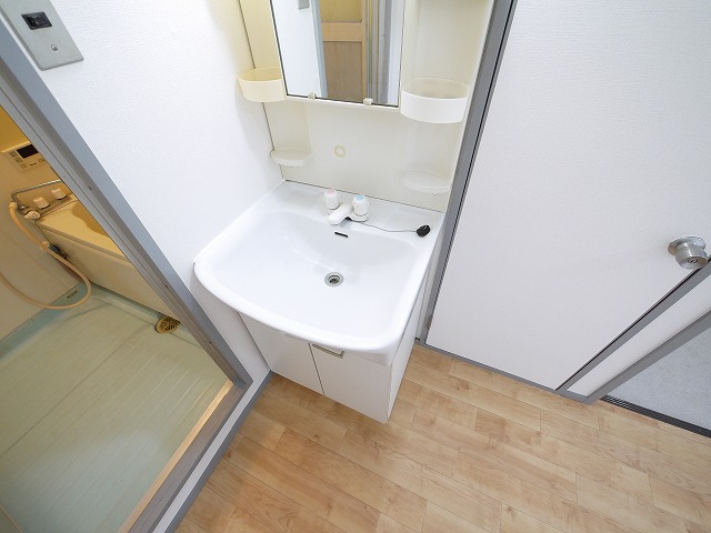 洗面設備　落ち着いた色調のトイレです