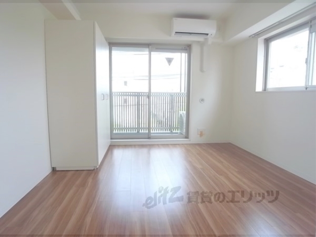 居室・リビング　２面窓で風通し良好です