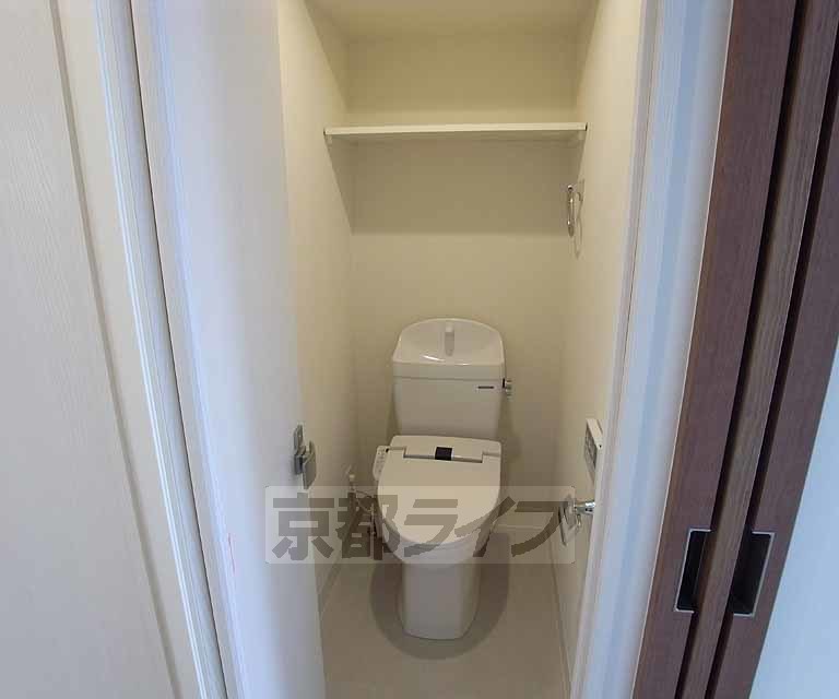トイレ　棚付の落ち着く広さのトイレです。