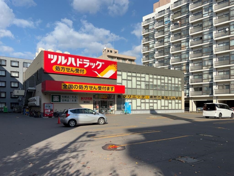 ドラックストア　ツルハドラッグ南6条店（ドラッグストア）まで474m