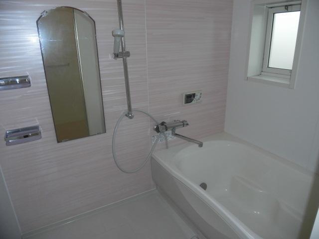 バス・シャワールーム　小窓もあり換気しやすいですよ