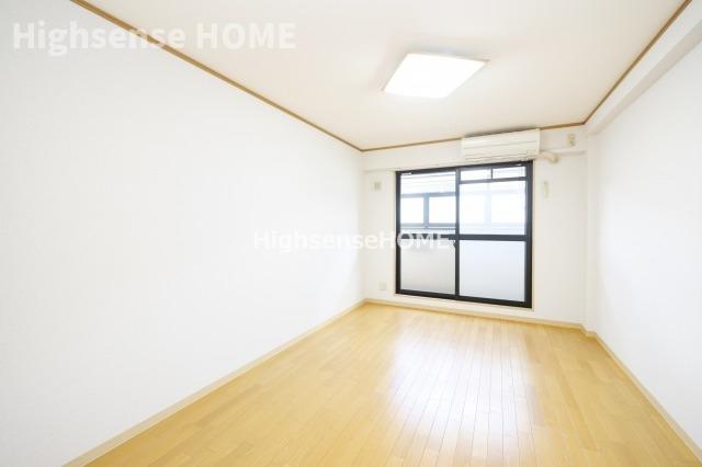 居室・リビング　落ち着いた色調の洋室です