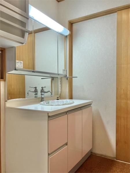 洗面設備　独立洗面化粧台が付いています