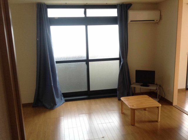 居室・リビング　同様タイプの部屋写真です。