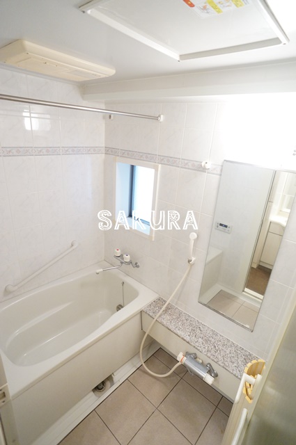 バス・シャワールーム　嬉しい追い焚き・浴室乾燥機付きです♪