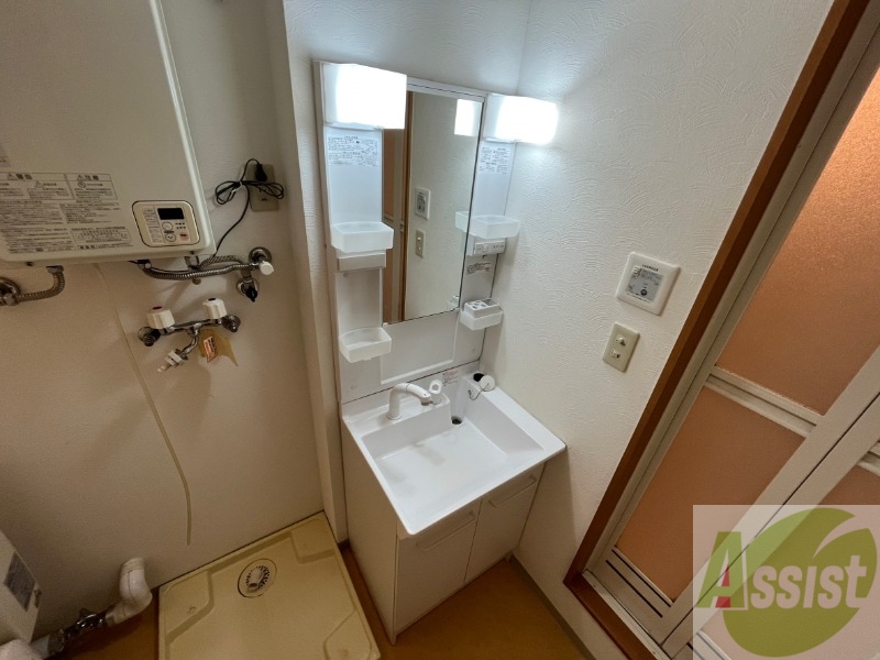 洗面設備　独立洗面台です。大きくてよいですね。シャンプーもできます。