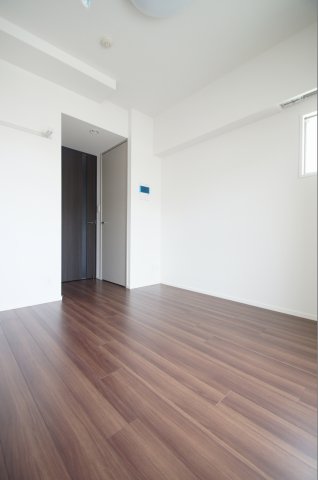 その他部屋・スペース　落ち着いた色合いの床材を使用した居住空間です。