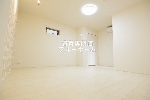 居室・リビング　9.5帖の明るい洋室！