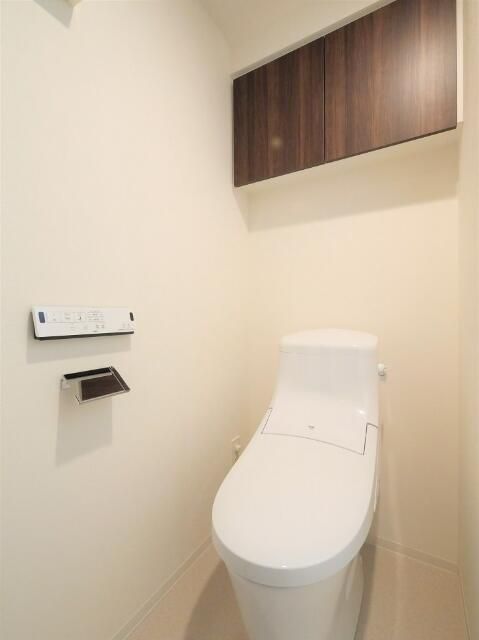 トイレ　落ち着いた色調のトイレです