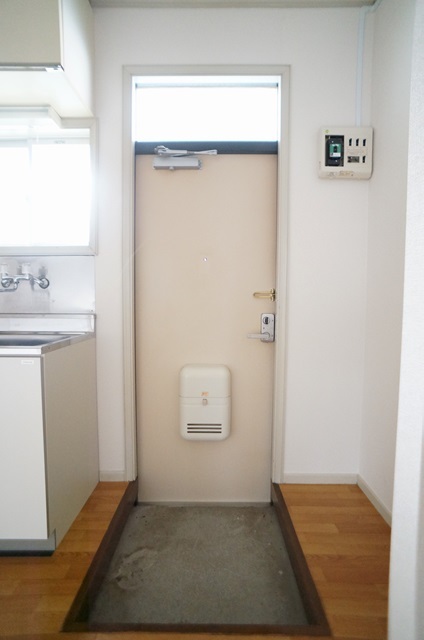 玄関　※同タイプの室内写真。仕様・設備は現況優先です※