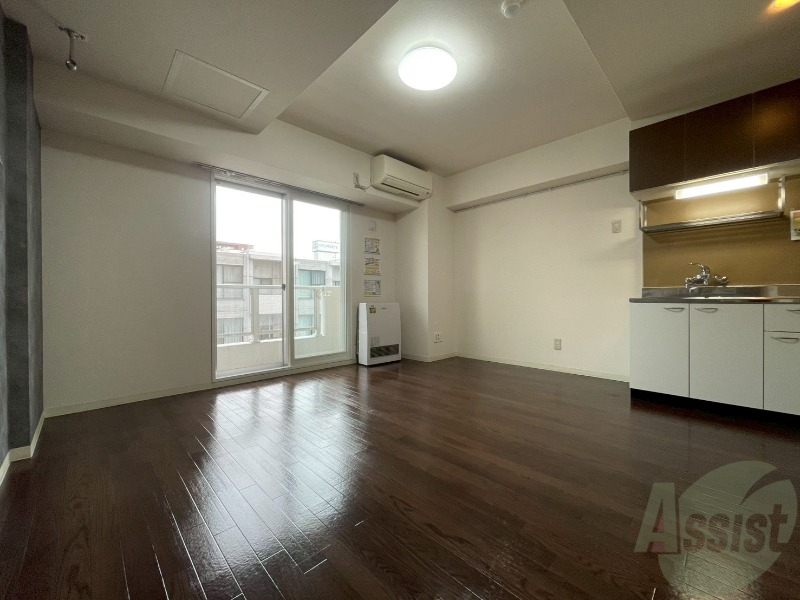その他部屋・スペース　木目のフローリングは落ち着きのある印象のお部屋になりますね。